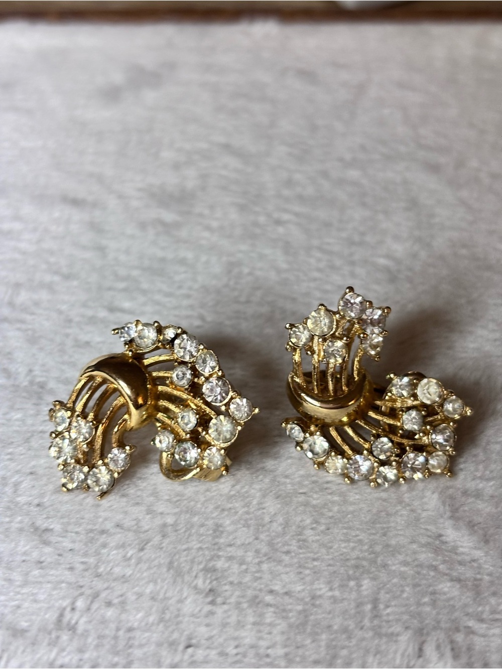Vintage Signed Trifari Clear Rhinestone Gold Tone Fan Clip On Earrings